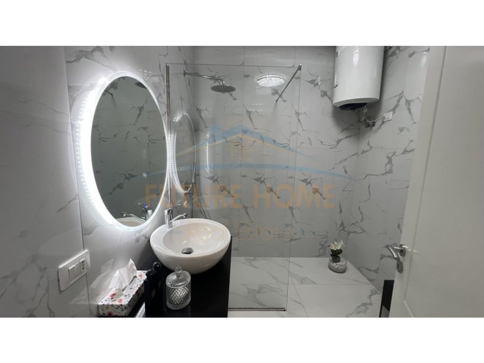 Tirane, shes apartament 2+1+Ballkon Kati 8, 101 m² 160.000 € (bulevardi miigjeni yzberisht)
