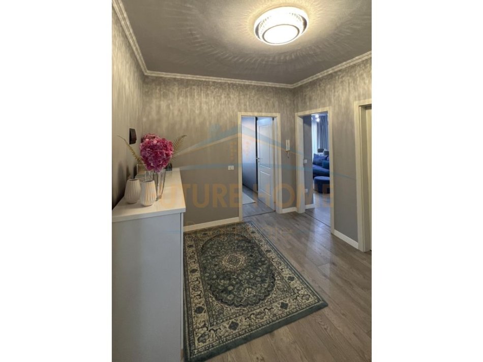 Tirane, shes apartament 2+1+Ballkon Kati 8, 101 m² 160.000 € (bulevardi miigjeni yzberisht)