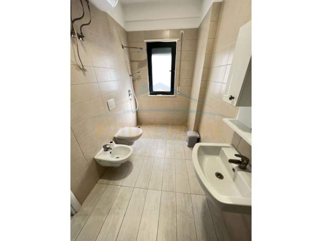 Tirane, jepet me qera apartament 2+1 Kati 6, 109 m² 500 Euro (Unaza e Re)