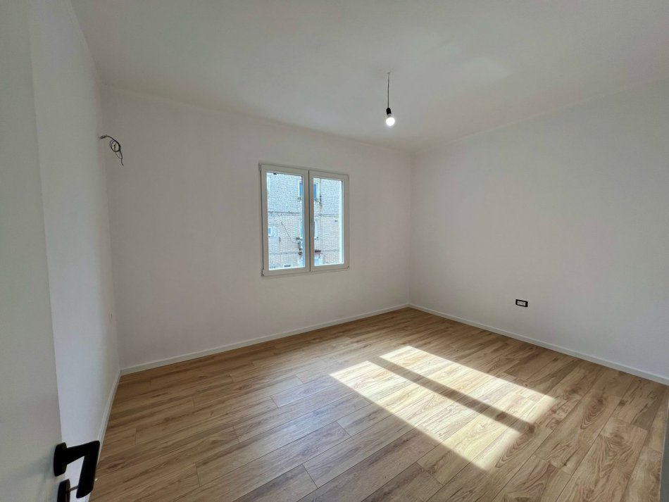 Shitet Apartament 2+1 “Oxhaku”, Tiranë.