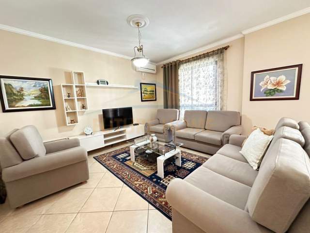 Tirane, jepet me qera apartament 1+1 Kati 5, 80 m² 600 Euro (Sheshi Nene Tereza)