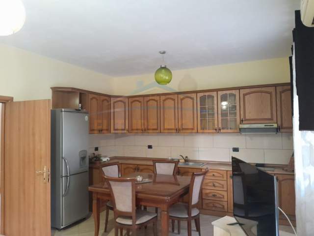 Tirane, jepet me qera apartament 3+1+BLK Kati 2, 150 m² 500 Euro (shkolla bashkuar)