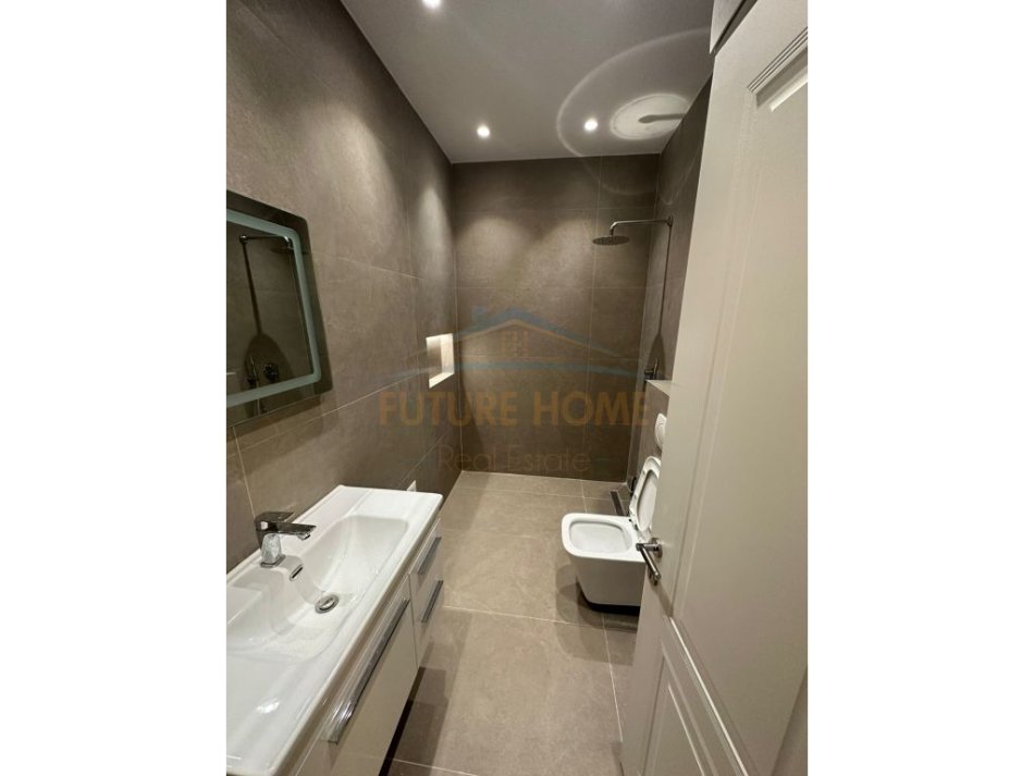 Tirane, jepet me qera apartament 2+1+Ballkon Kati 2, 120 m² 800 € (KOMUNA E PARISIT)