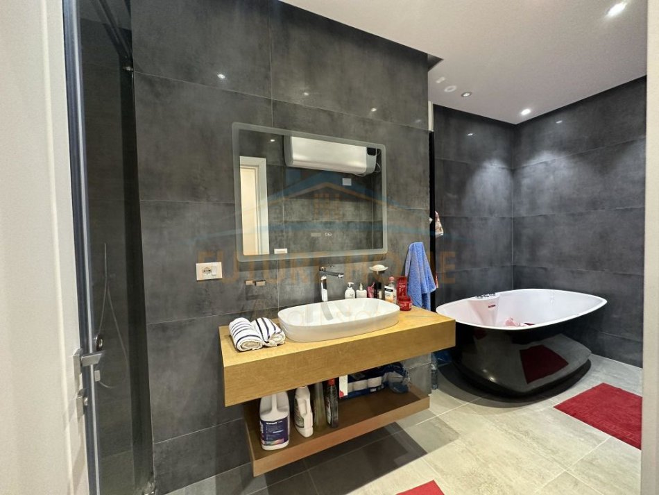 Durres, shitet apartament 2+1+Ballkon Kati 19, 132 m² 396.000 € (VOLLGA)