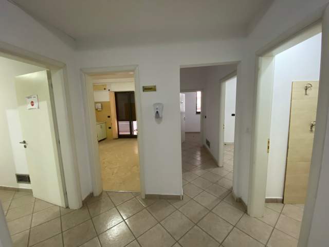 Tirane, jepet me qera Vile 3 Katshe 400 m² 1.800 Euro (Kongresi i  manastirit)