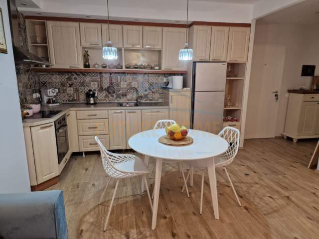 Tirane, jepet me qera apartament 2+1 Kati 2, 85 m² 600 Euro (Ish-Parku Autobuzave)