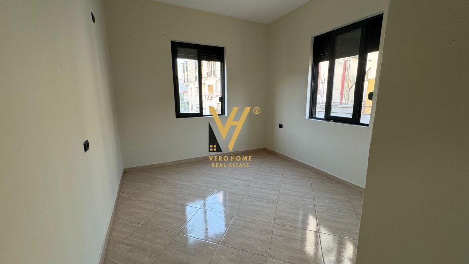 Tirane, jepet me qera apartament 3+1+Ballkon Kati 5, 120 m² 550 € (KOPSHTI ZOOLOGJIK)