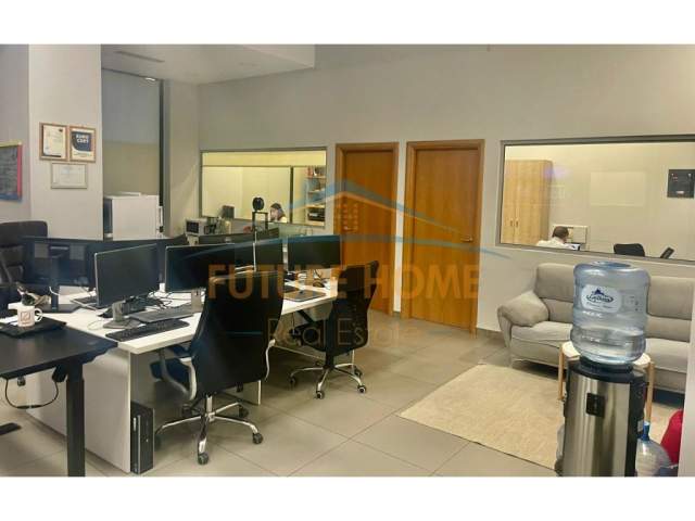 Tirane, jepet me qera ambjent biznesi Kati 2, 108 m² 1.400 Euro (Ish-Ekspozita)