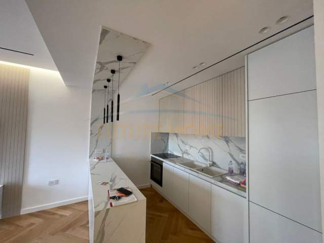 Tirane, jepet me qera apartament 1+1 Kati 4, 1.000 Euro (Komuna e Parisit)