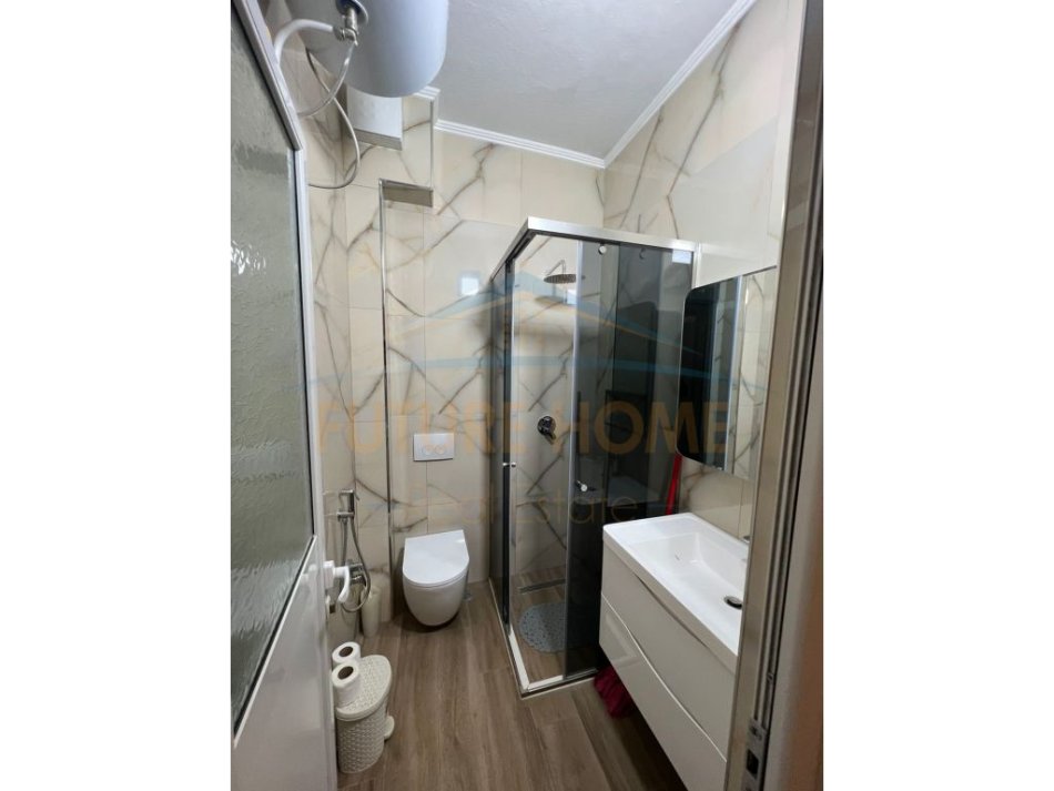 Durres Plazh, jepet me qera apartament 1+1+Ballkon, Kati 1, 60 m2 350 € (Qera, Apartament 1+1, Plazh, Hekurudha)