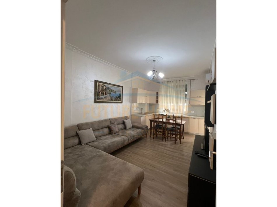 Durres Plazh, jepet me qera apartament 1+1+Ballkon, Kati 1, 60 m2 350 € (Qera, Apartament 1+1, Plazh, Hekurudha)