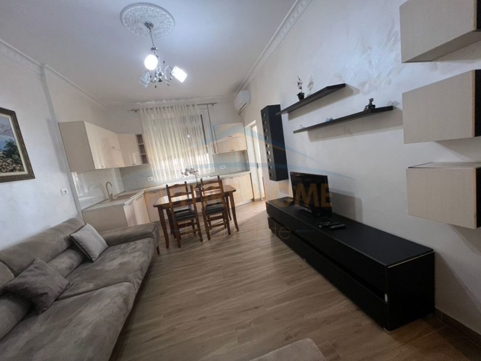 Durres Plazh, jepet me qera apartament 1+1+Ballkon, Kati 1, 60 m2 350 € (Qera, Apartament 1+1, Plazh, Hekurudha)