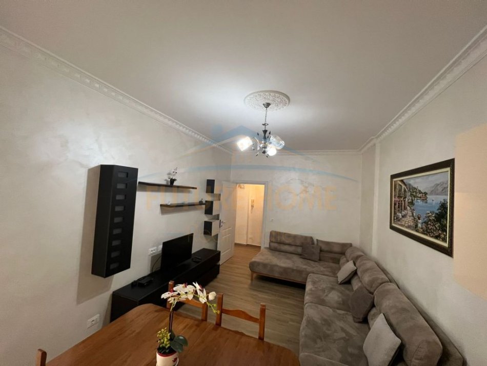 Durres Plazh, jepet me qera apartament 1+1+Ballkon, Kati 1, 60 m2 350 € (Qera, Apartament 1+1, Plazh, Hekurudha)