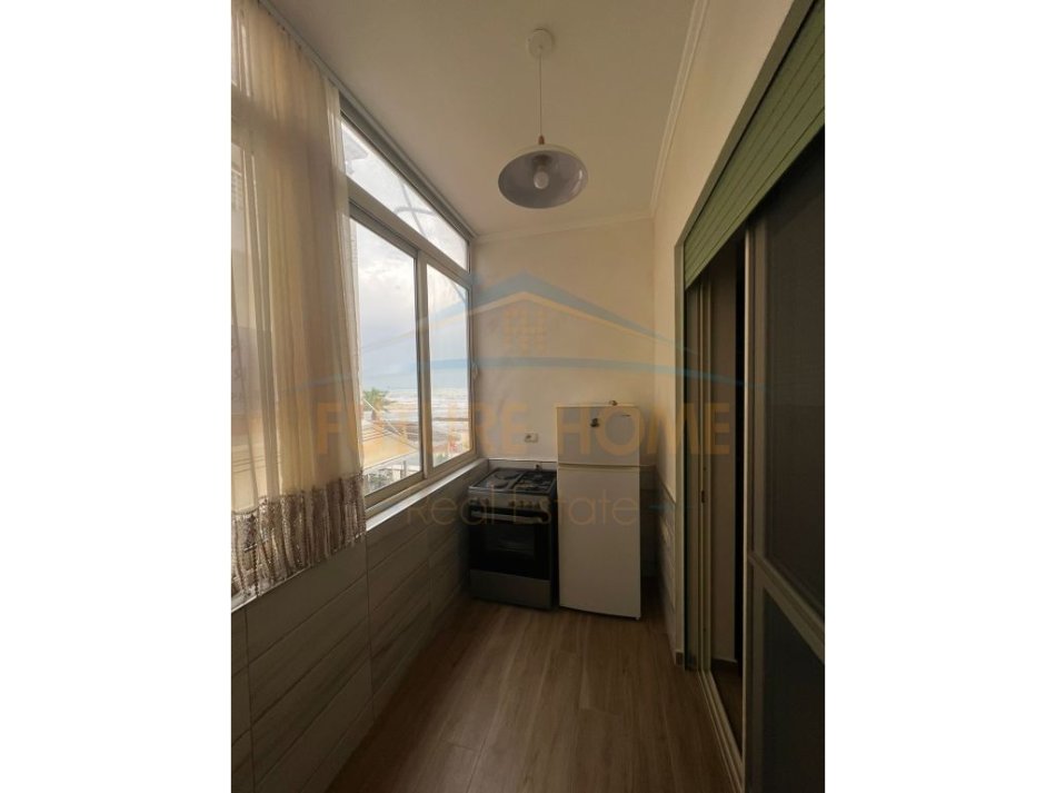 Durres Plazh, jepet me qera apartament 1+1+Ballkon, Kati 1, 60 m2 350 € (Qera, Apartament 1+1, Plazh, Hekurudha)