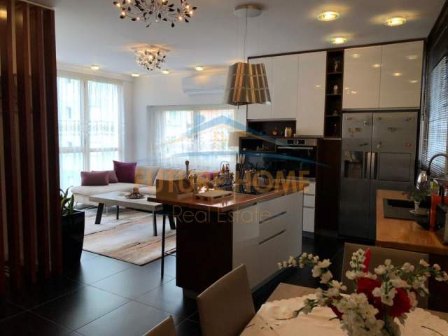 Tirane, jepet me qera apartament Dublex Kati 5, 1.200 Euro (Komuna Parisit)