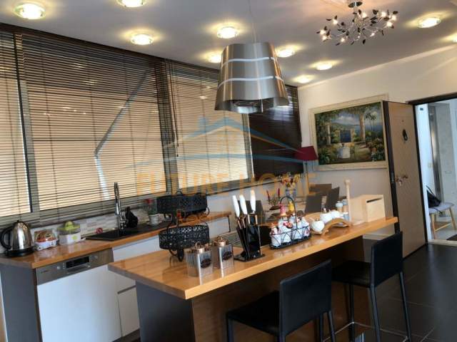 Tirane, jepet me qera apartament Dublex Kati 5, 1.200 Euro (Komuna Parisit)