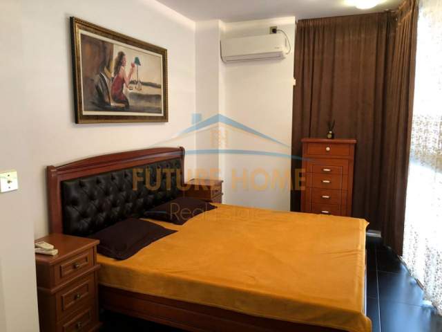 Tirane, jepet me qera apartament Dublex Kati 5, 1.200 Euro (Komuna Parisit)
