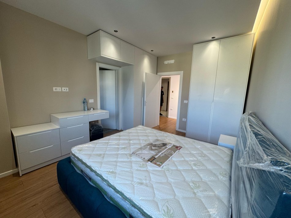 Tirane, jepet me qera apartament 2+1 Kati 1, 100 m² 750 € (ish fusha e aviacionit)