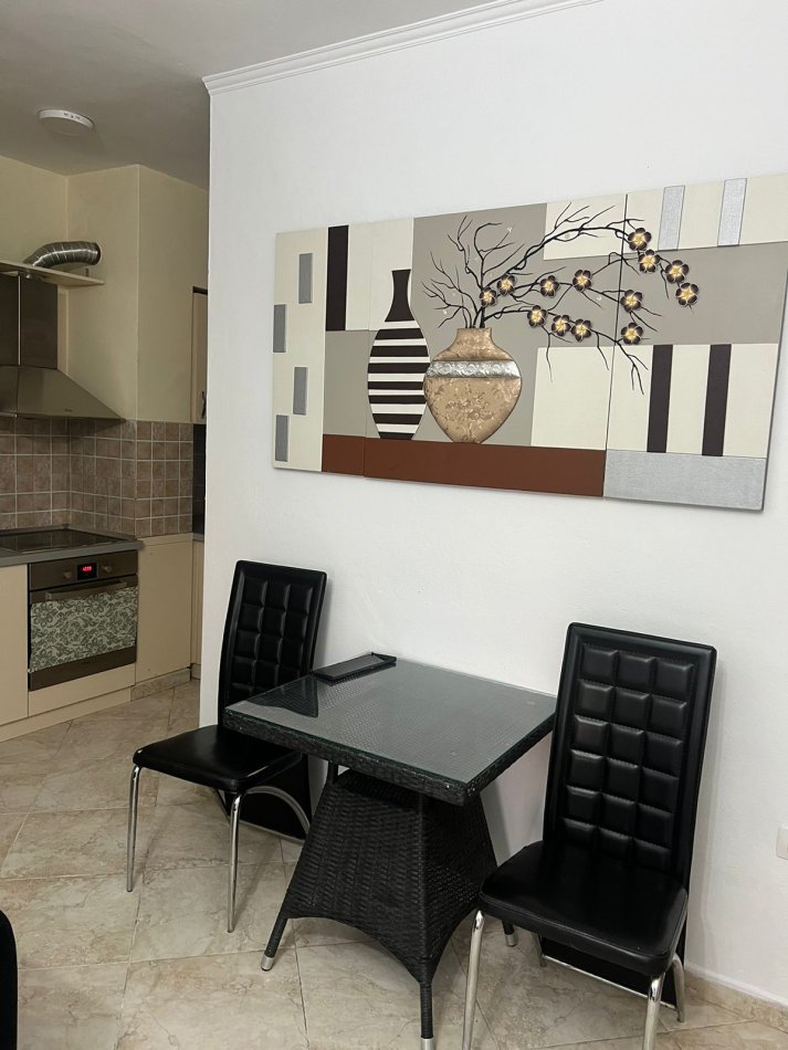Tirane, jepet me qera apartament 1+1 Kati 3, 60 m² 600 € (Rr.Barrikadave)