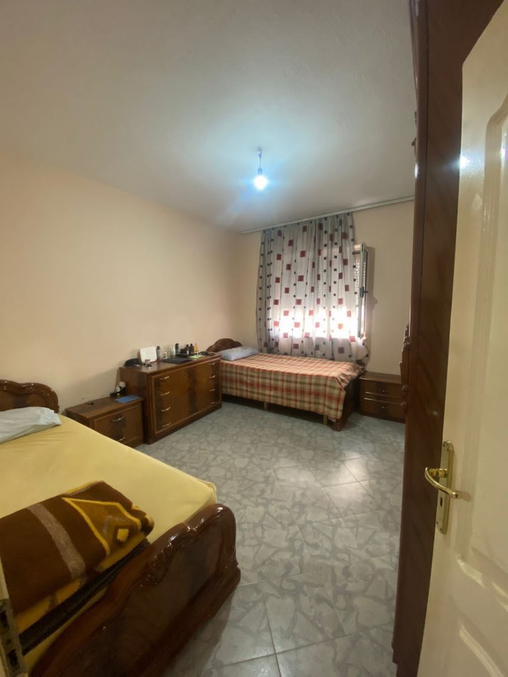 Tirane, shitet apartament 2+1+Ballkon Kati 2, 82 m² 125.000 € (5maji)