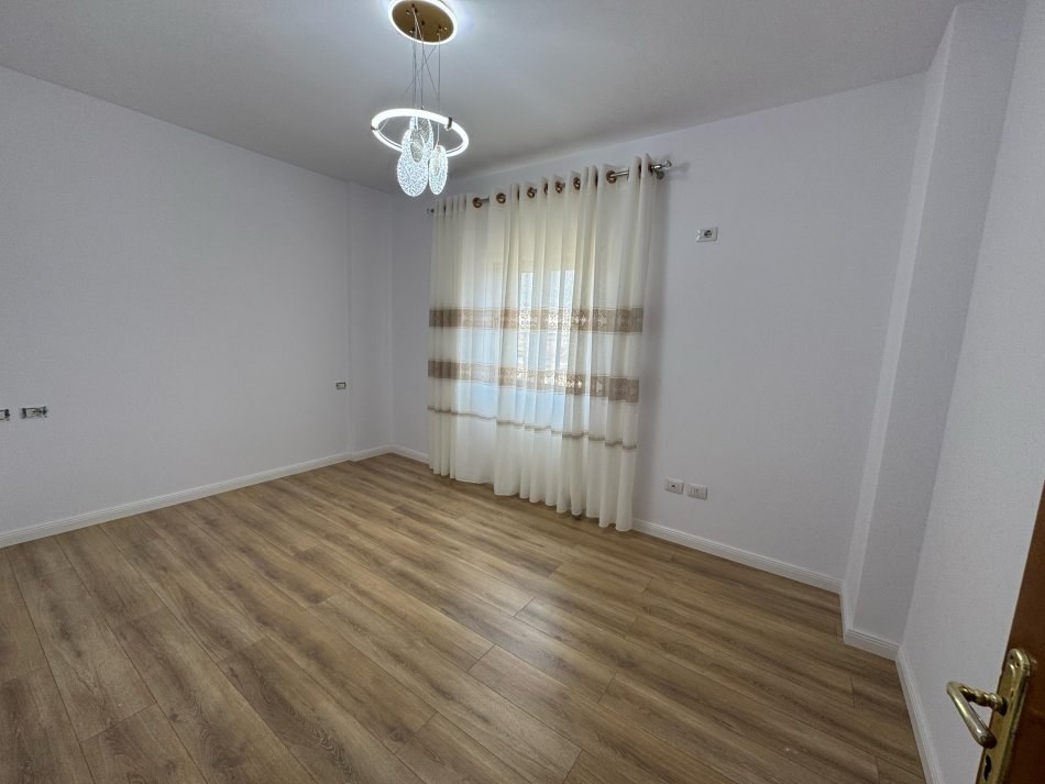Tirane, shitet apartament 1+1 Kati 5, 54 m² 85.000 € (rruga e qelqit)