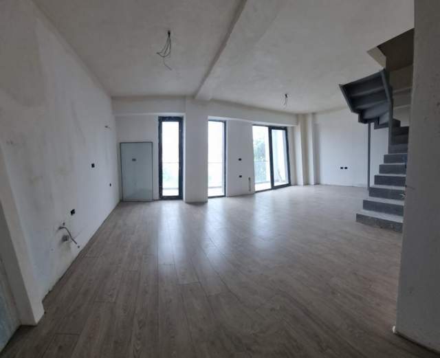 Tirane, shes apartament duplex 2+1+BLK Kati 1, 1.211 m² 165.000 Euro (Ish Parku)