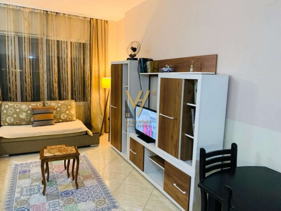 Tirane, jepet me qera apartament 1+1+Ballkon Kati 4, 74 m² 600 € (RRUGA E KAVAJES)