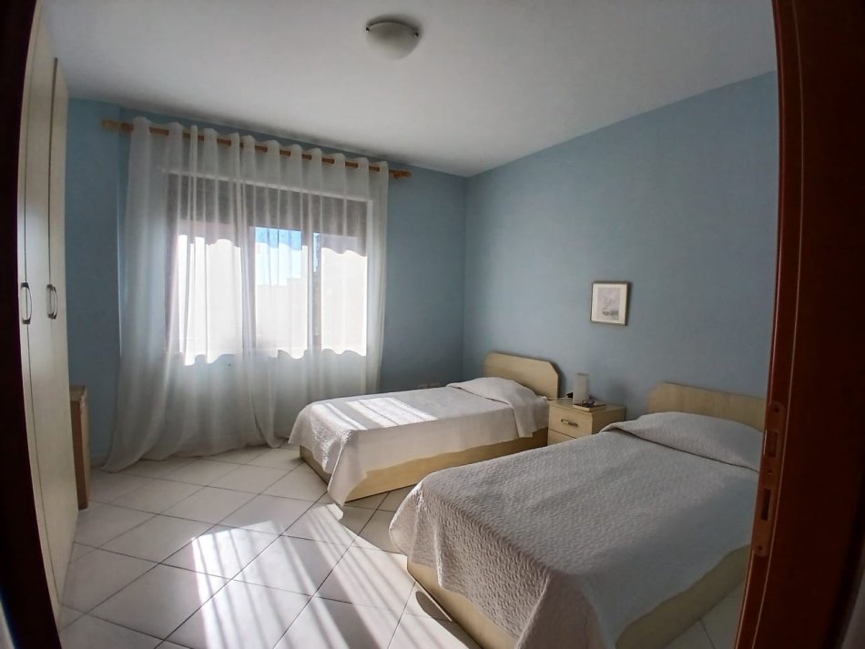 Tirane, jepet me qera apartament 2+1+Aneks Kati 9, 115 m² 750 € (Rruga Barrikadave,prane kryqezimi 9-kateshet)