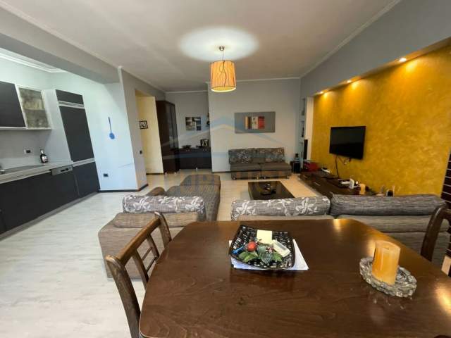 Tirane, jepet me qera apartament 2+1+A+BLK Kati 2, 110 m² 700 Euro (ISH EKSPOZITA)