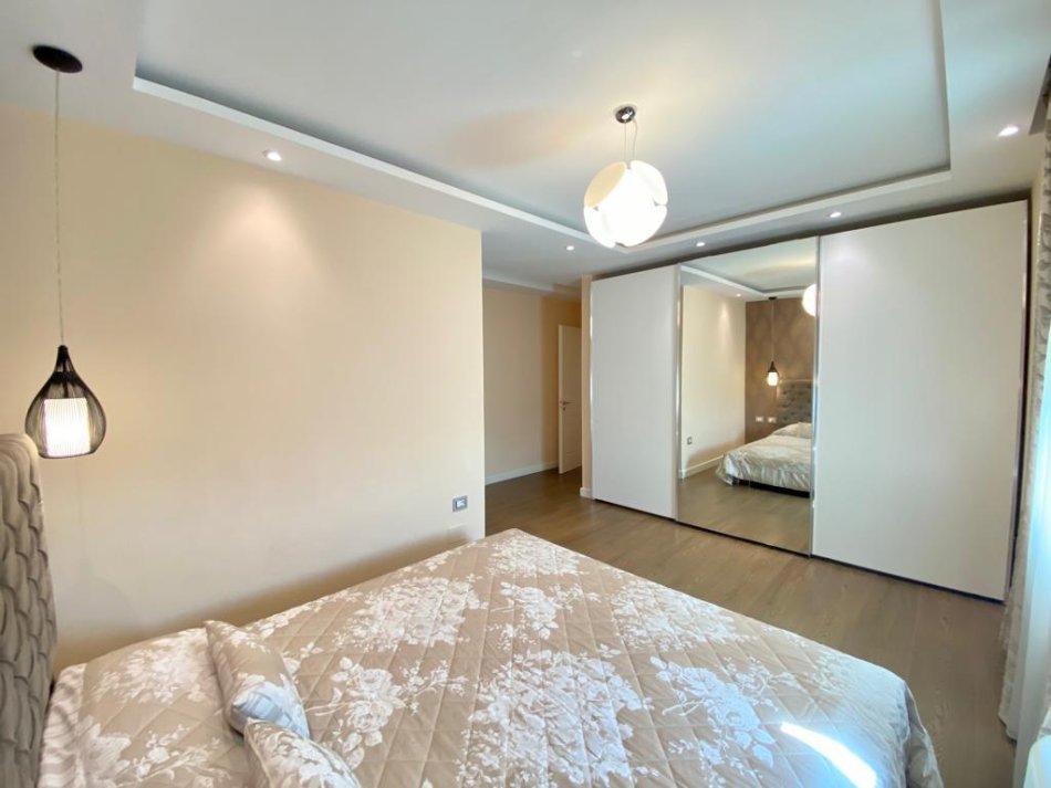 Tirane, jepet me qera apartament 3+1+Ballkon Kati 3, 130 m² 1.200 € (Liqeni i Thate)