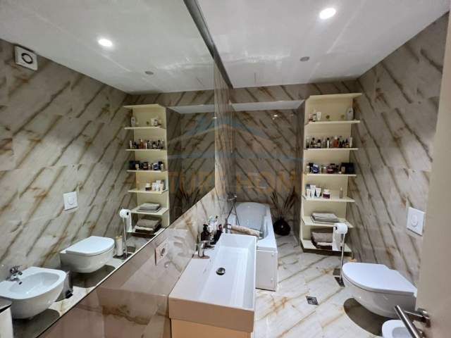 Tirane, jepet me qera apartament 2+1 Kati 19, 150 m² 2.500 Euro (Air Albania)