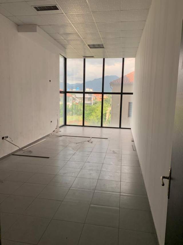 Tirane, jepet me qera ambjent biznesi Kati 2, 600 m² 3.000 Euro (Kamez)