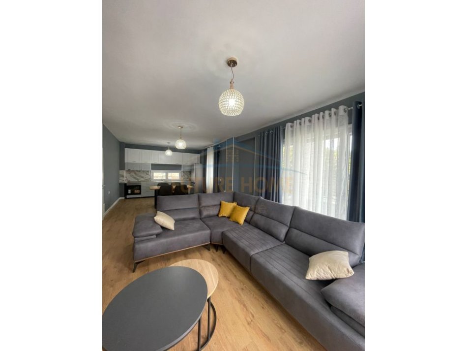 Tirane, jepet me qera apartament 2+1 , 125 m² 850 € (Kopeshti Botanik)