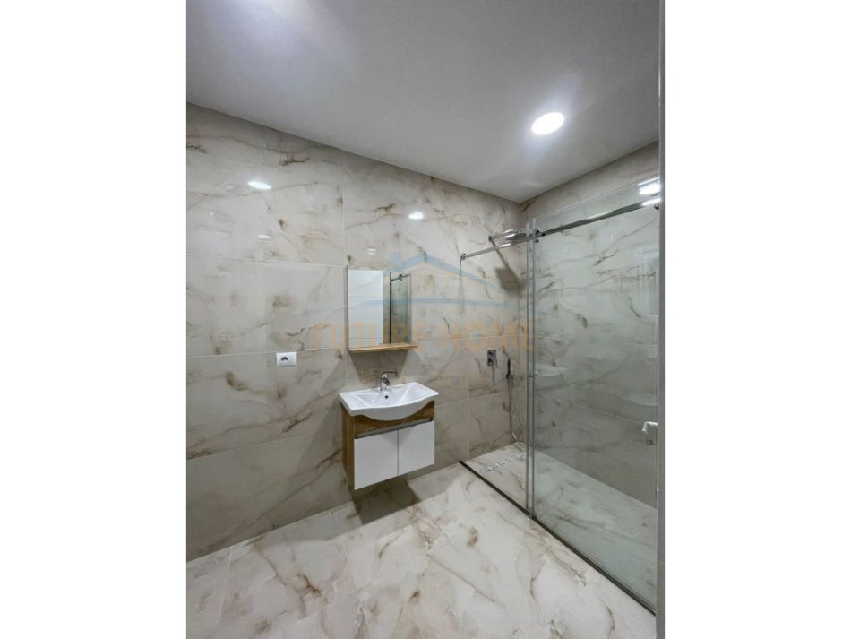 Tirane, jepet me qera apartament 2+1 , 125 m² 850 € (Kopeshti Botanik)