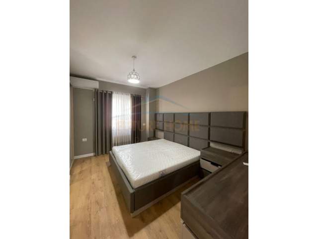 Tirane, jepet me qera apartament 2+1+BLK Kati 2, 850 Euro (Prane Xhamise)