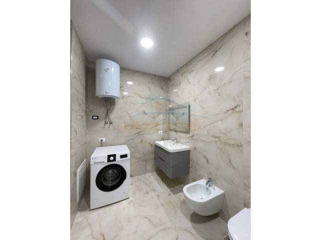 Tirane, jepet me qera apartament 2+1+BLK Kati 2, 850 Euro (Prane Xhamise)