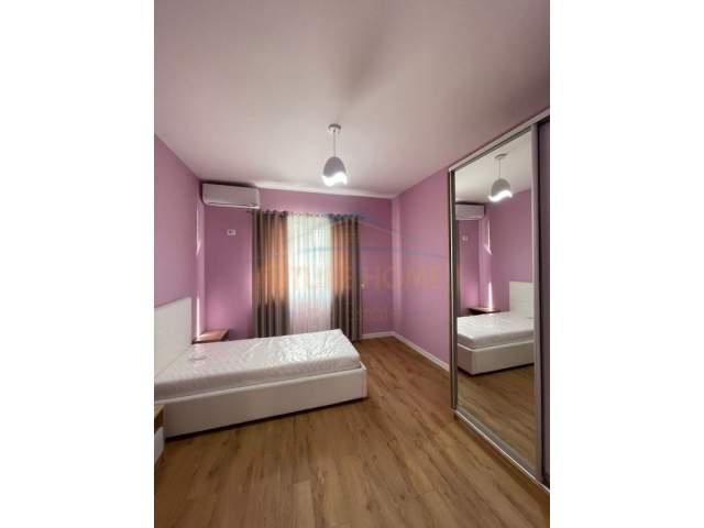 Tirane, jepet me qera apartament 2+1+BLK Kati 2, 850 Euro (Prane Xhamise)