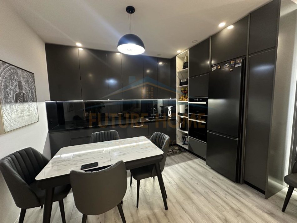 Tirane, shes apartament 2+1+Ballkon Kati 4, 112 m² 240.000 € (rruga teodor keko)