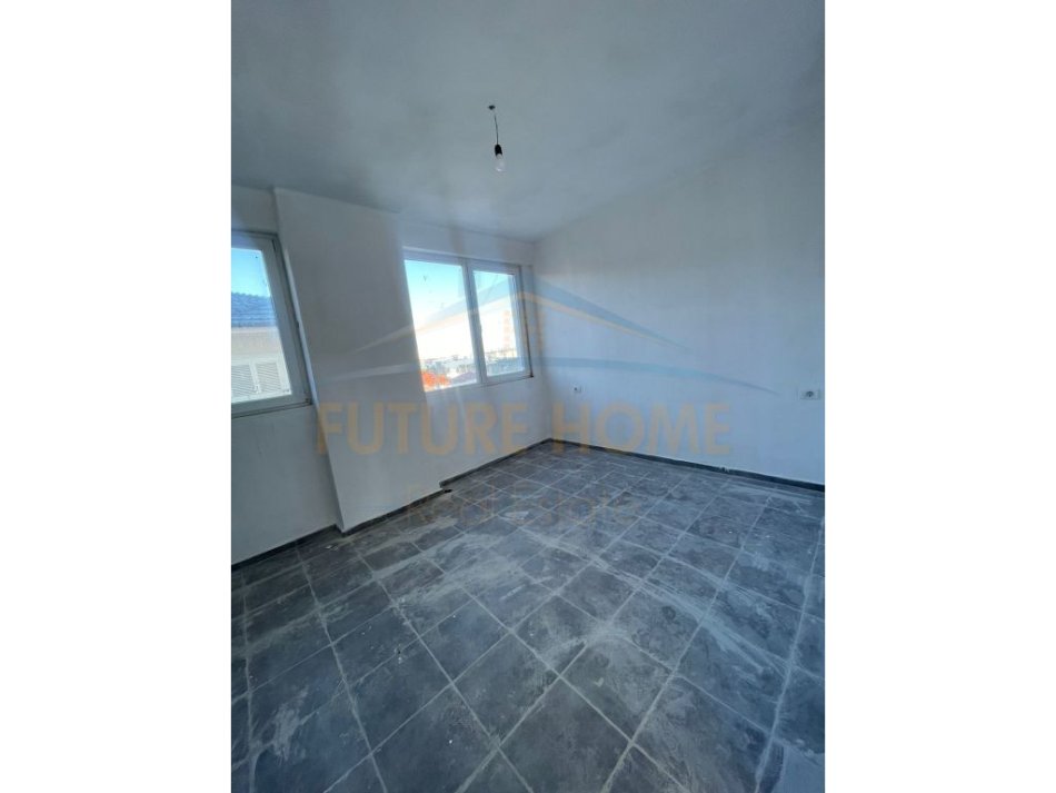 Durres, jepet me qera zyre Kati 3, 120 m² 300 € (Prane Spitalit Rajonal , Durres.)