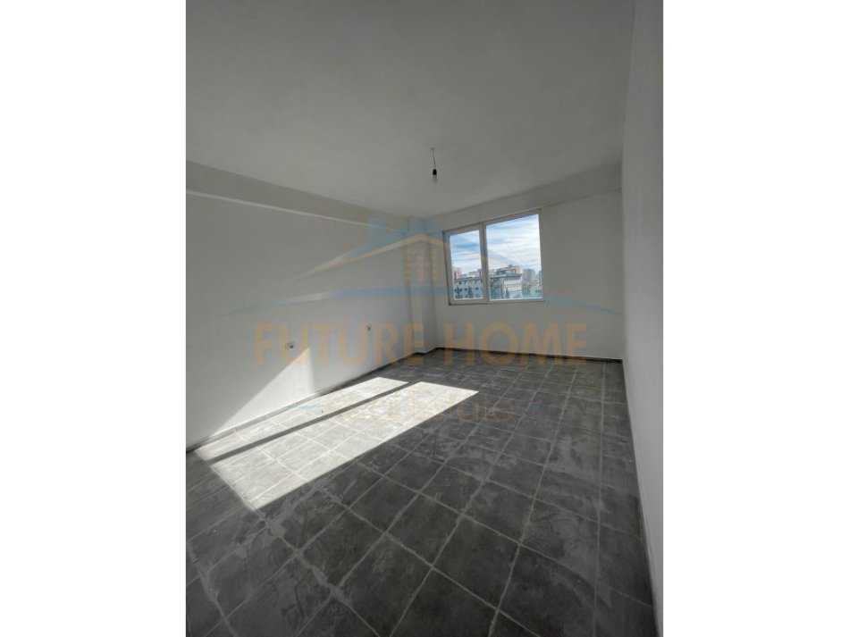 Durres, jepet me qera zyre Kati 3, 120 m² 300 € (Prane Spitalit Rajonal , Durres.)