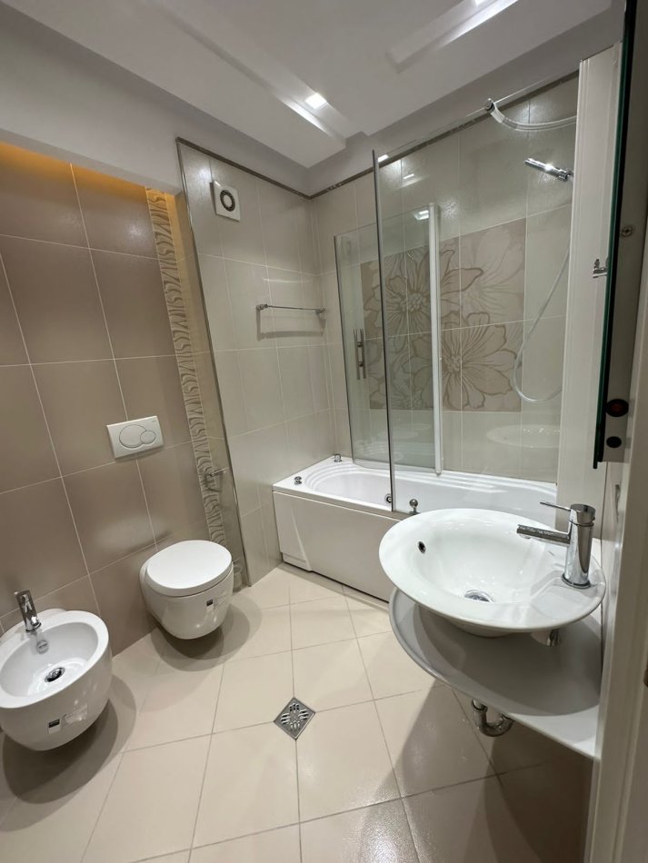 Tirane, jepet me qera  super apartament 3+1+2 , Kati 5, 180 m² 2,000 € (Stadiumi Air Albania)