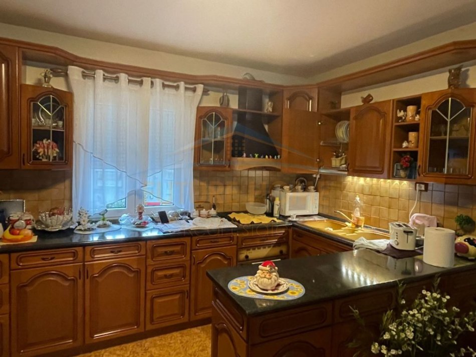 Tirane, shitet apartament 2+1 Kati 5, 117 m² 150.000 € (Rruga e Kavajes)