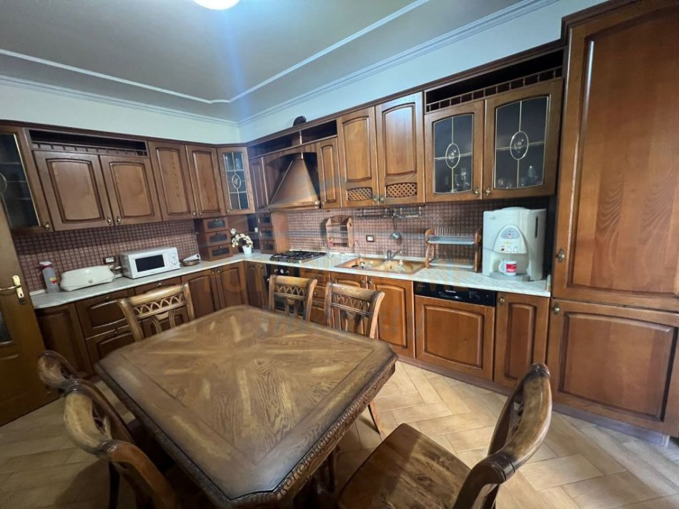 Tirane,Qera, Duplex për Zyra, Blloku, Tiranë.  116 m² 1.000 € (Blloku)