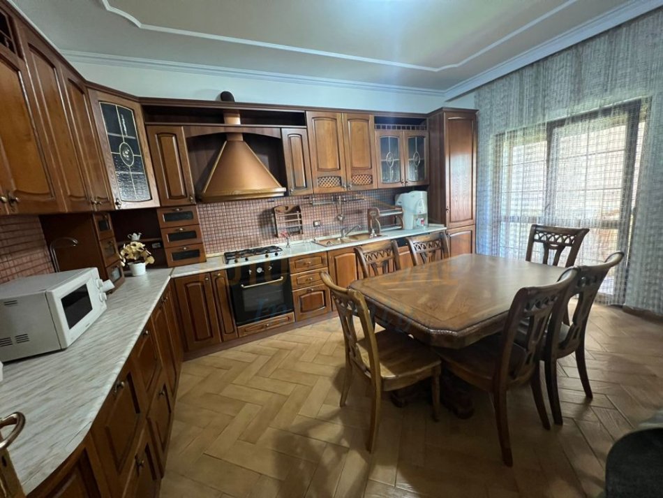 Tirane, jepet me qera apartament duplex 3+1 Kati 3, 116 m² 1.000 € (Bllok)