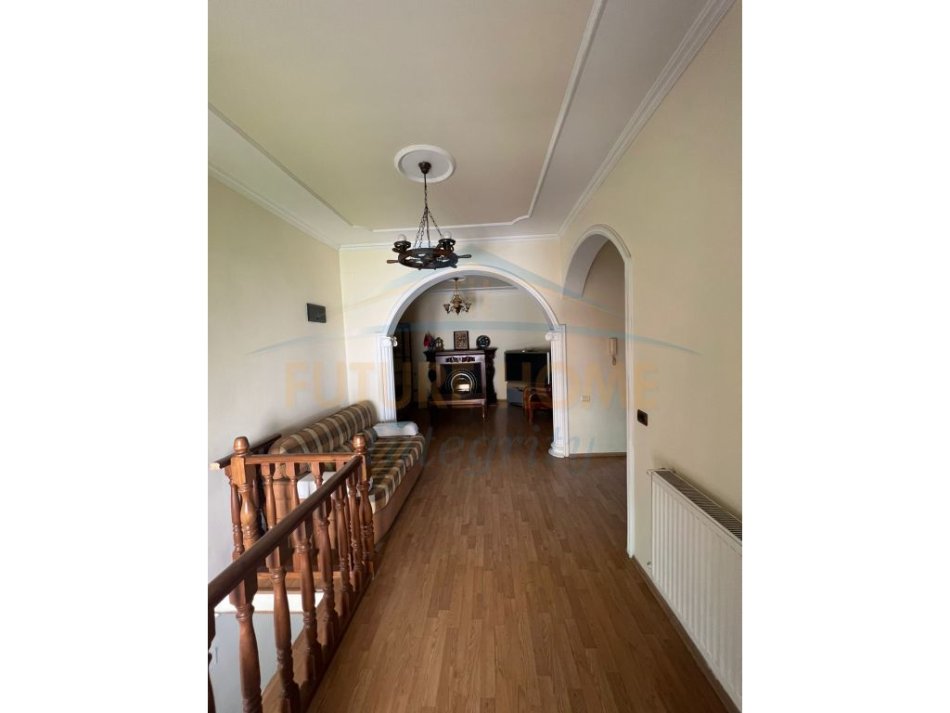 Qera, Duplex, Blloku, Tiranë.  Apartamenti ndodhet pranë Shkollës 11 Janari.