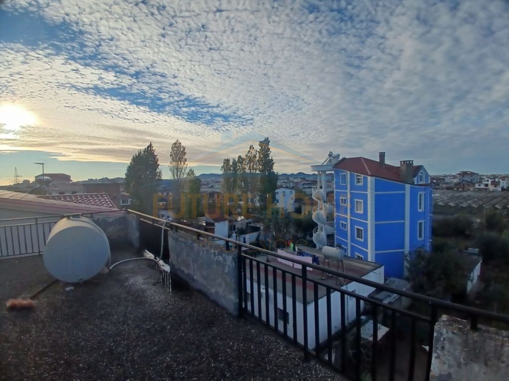 Shitet, Vile 3 kateshe, Shkozet, Durres