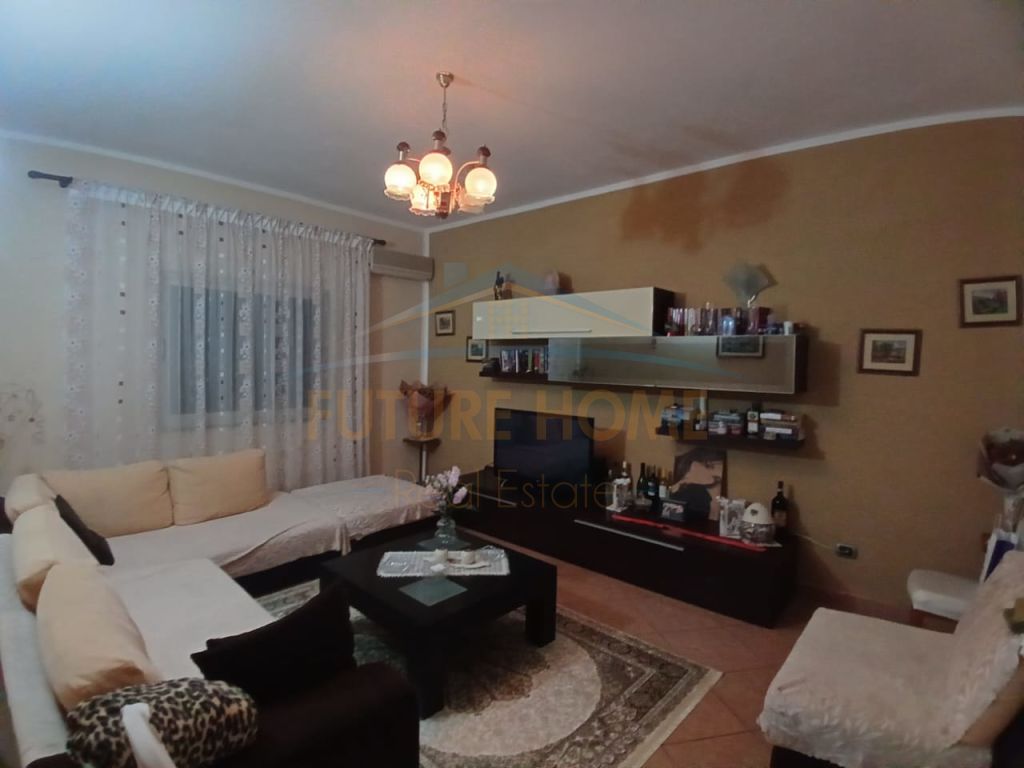 Shitet, Vile 3 kateshe, Shkozet, Durres