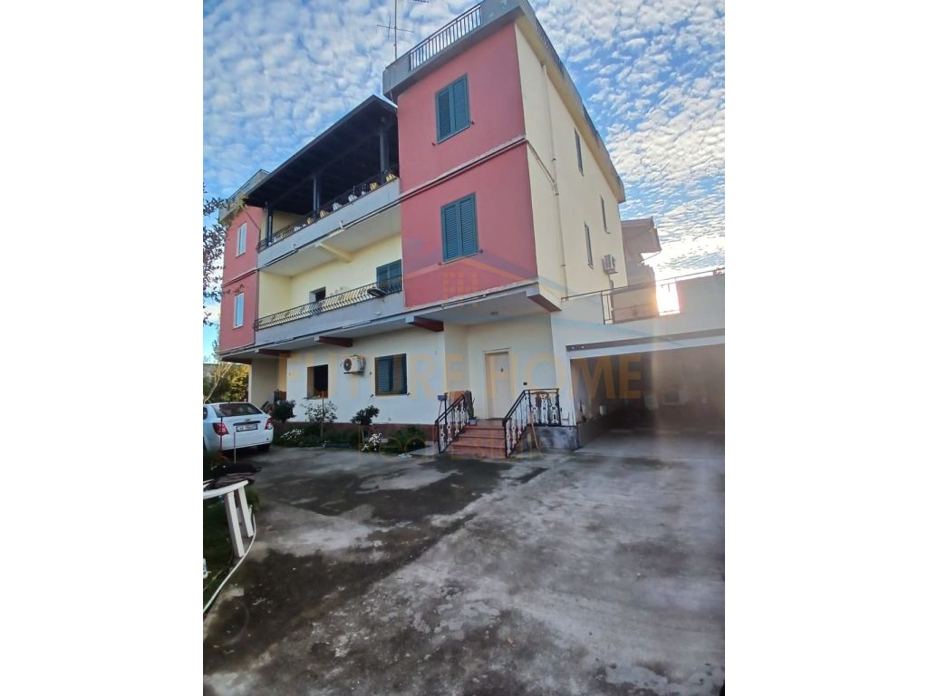 Shitet, Vile 3 kateshe, Shkozet, Durres