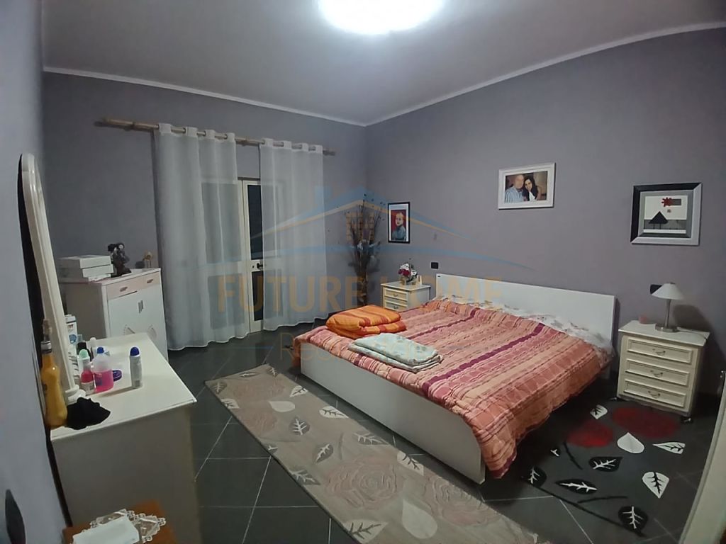 Shitet, Vile 3 kateshe, Shkozet, Durres