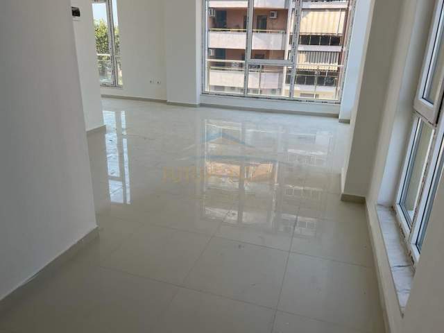Tirane, jepet me qera ambjent biznesi Kati 5, 122 m² 1.200 Euro (Stacioni trenit)